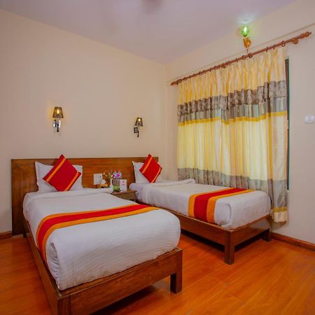Hotel Garuda Inn Покхара Екстер'єр фото