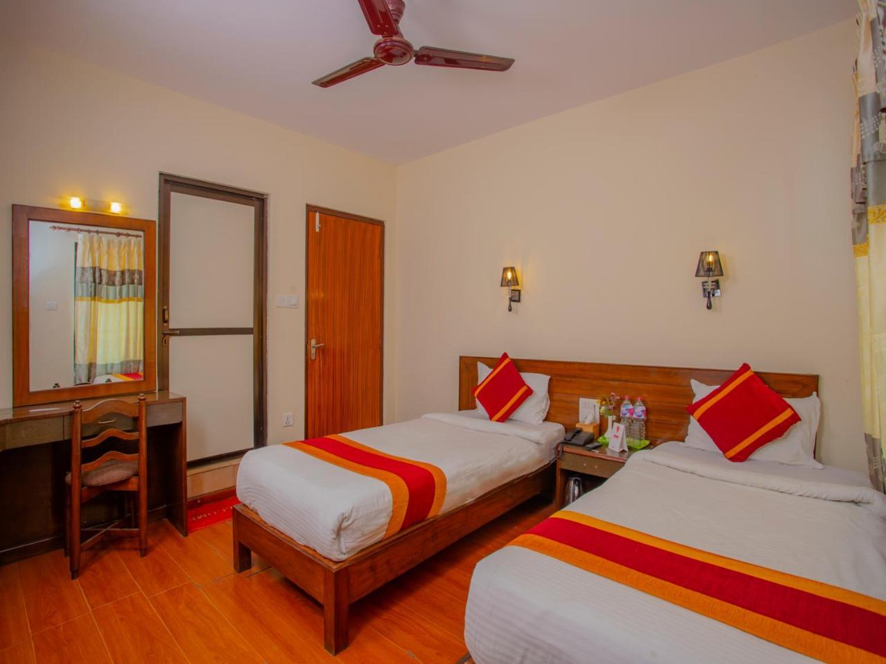 Hotel Garuda Inn Покхара Екстер'єр фото