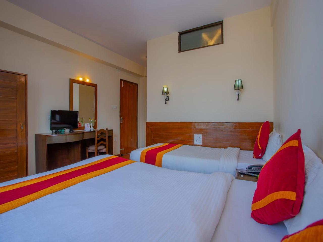 Hotel Garuda Inn Покхара Екстер'єр фото