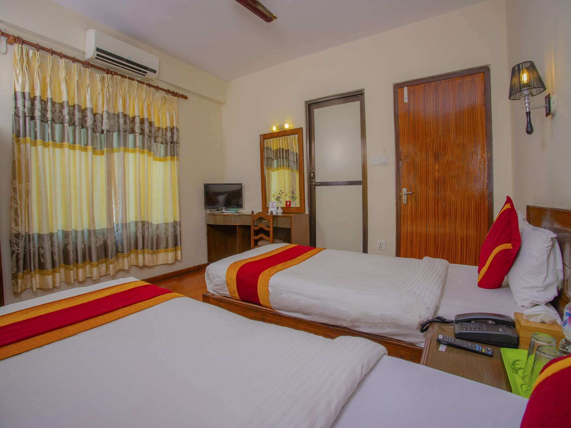 Hotel Garuda Inn Покхара Екстер'єр фото