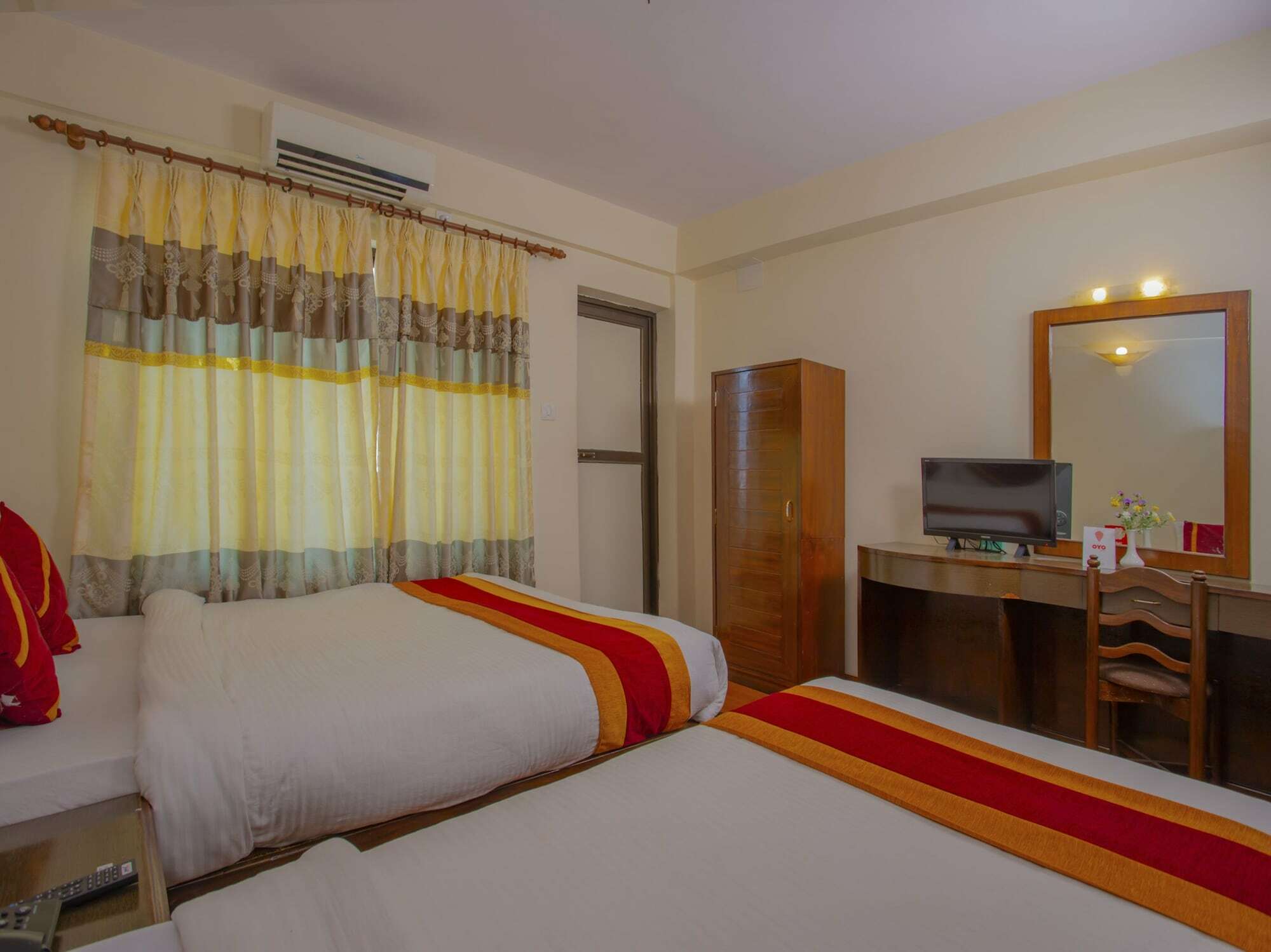 Hotel Garuda Inn Покхара Екстер'єр фото